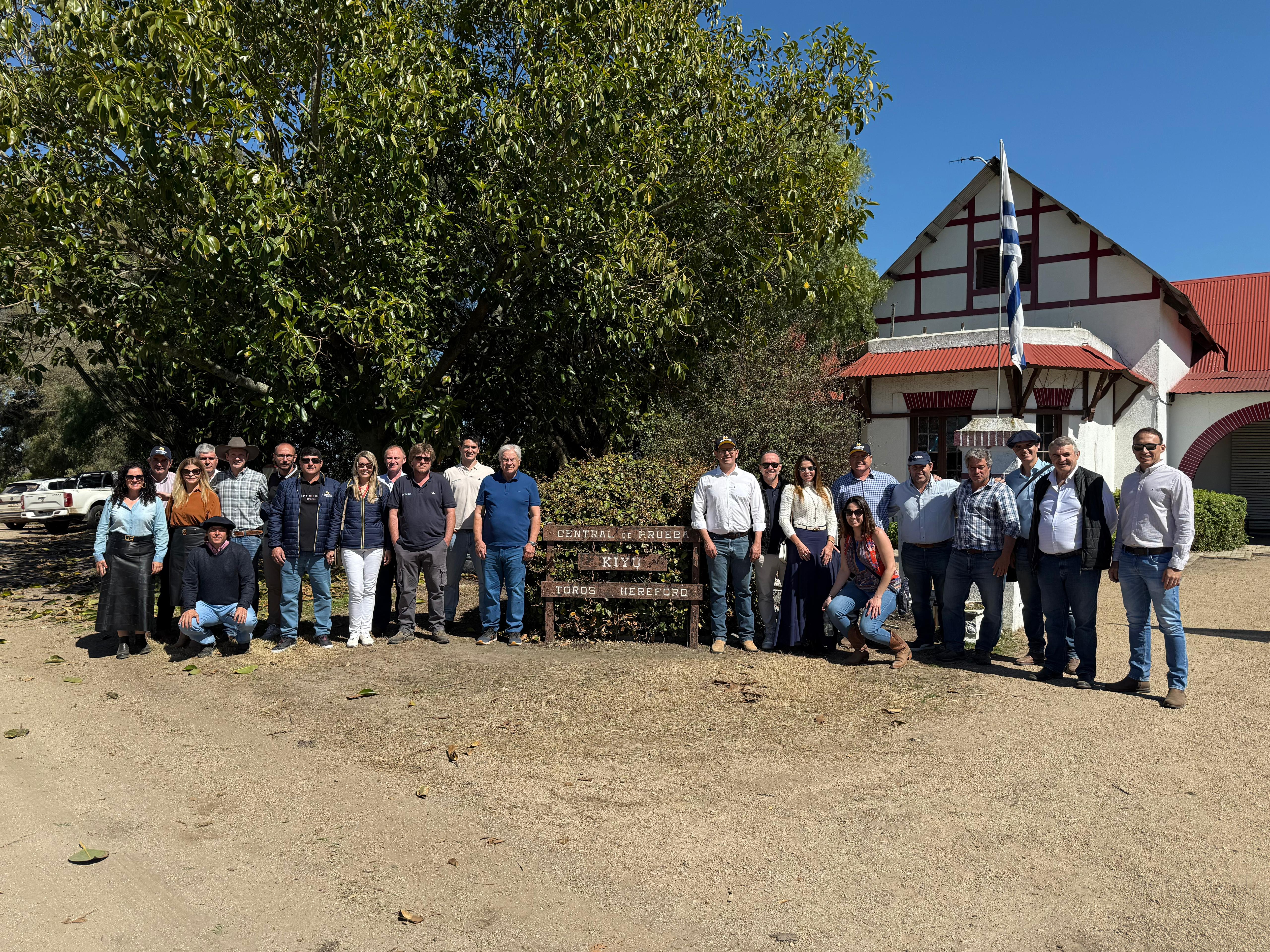 Delegación de productores de Mato Grosso visitaron Uruguay junto a NUTEX e hicieron la recorrida por la Central de Pruebas Hereford en Kiyú